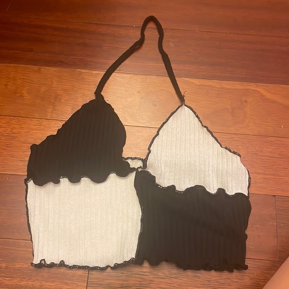 i am selling a crop top that is checkered, never been worn